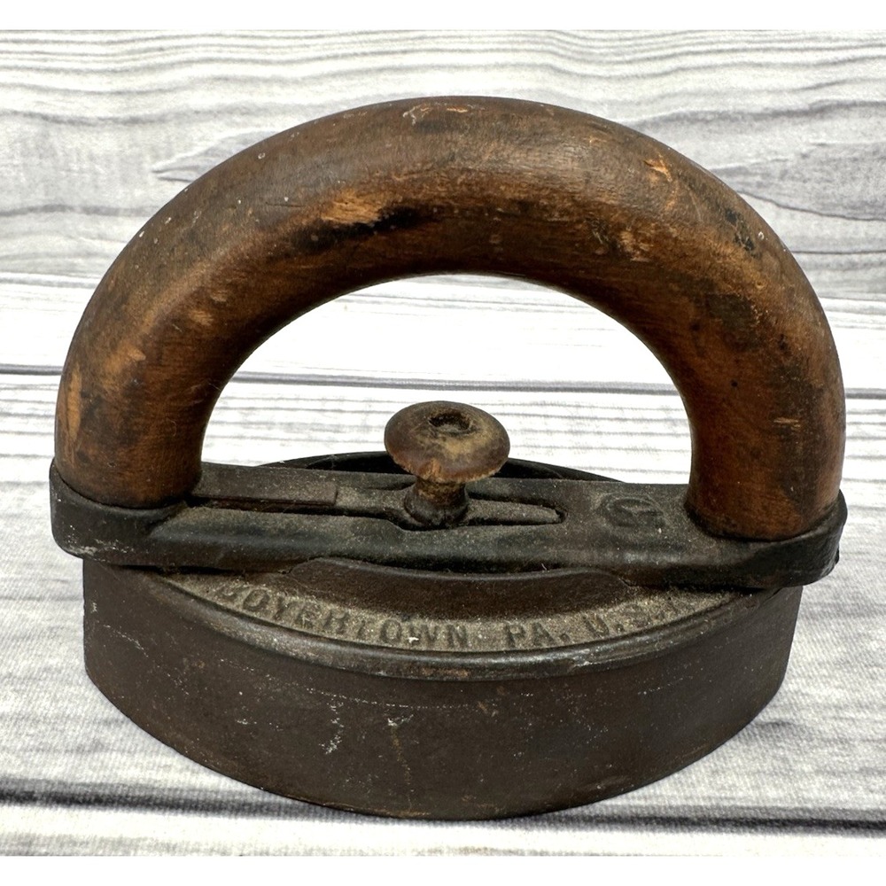 COLEBROOKDALE IRON CO ANTIQUE SAD IRON WITH REMOVABLE WOOD‎ HANDLE- BOYERTOWN PA